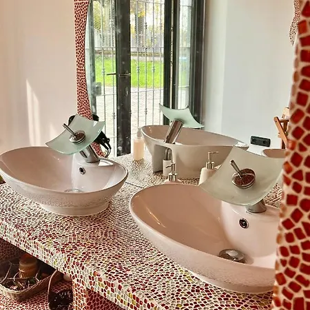 Dormi Nella Privata Con Letto Ad Acqua, Sauna, Doccia Emozionale E Kneipp